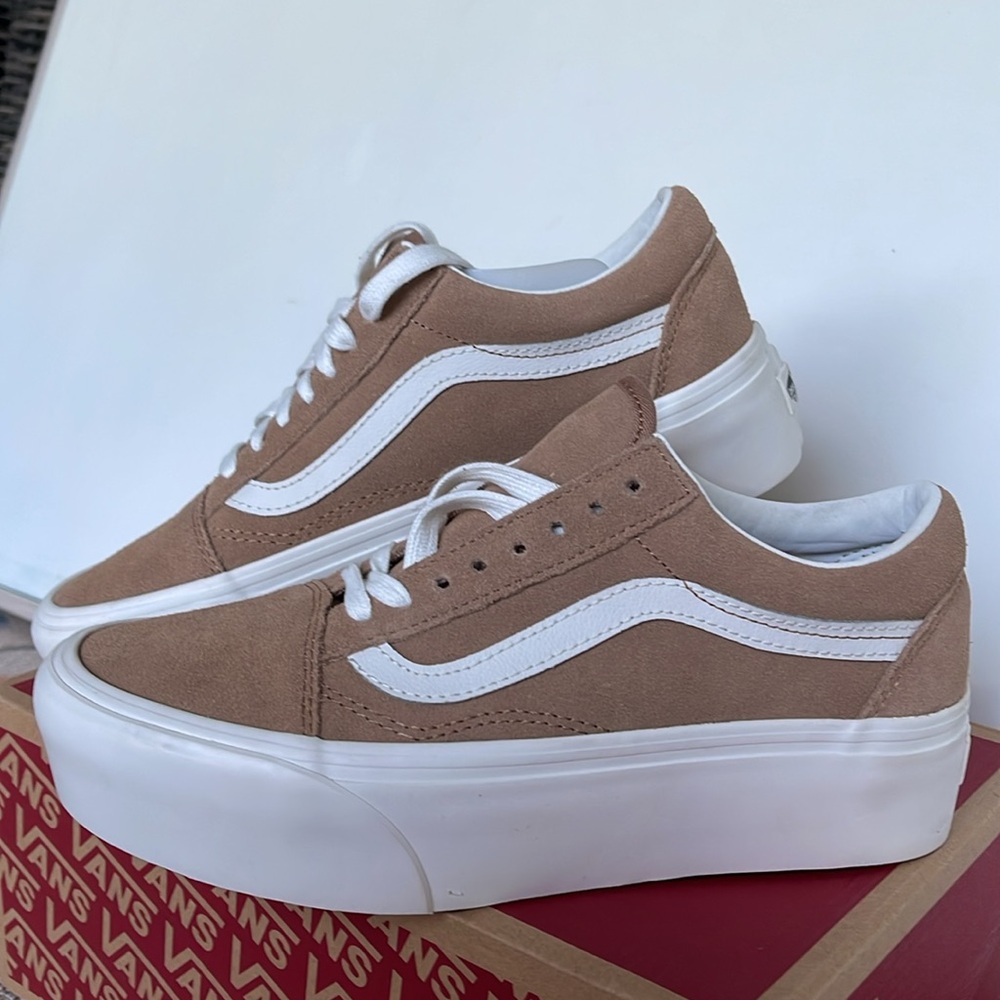 Vans WMNS Old Skool Stacked Soft Suede Burro/True White 
VN0A7Q5MB69
Platforms - Picture 6 of 16